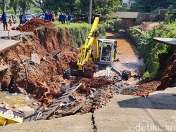 Jalan GDC Depok Amblas Diduga Akibat Jembatan Tua dari Zaman Krisis Moneter
