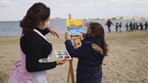 FOTO: Riuh Siswa Sekolah di Pinggir Pantai Spanyol Konsep sekolah di pinggir pantai ini dilakukan dalam rangka mendekatkan anak dengan udara terbuka dan memberikan mereka kualitas udara terbaik selama belajar.