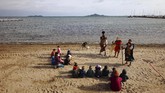 FOTO: Riuh Siswa Sekolah di Pinggir Pantai Spanyol Konsep sekolah di pinggir pantai ini dilakukan dalam rangka mendekatkan anak dengan udara terbuka dan memberikan mereka kualitas udara terbaik selama belajar.