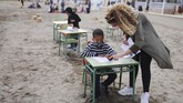 FOTO: Riuh Siswa Sekolah di Pinggir Pantai Spanyol Konsep sekolah di pinggir pantai ini dilakukan dalam rangka mendekatkan anak dengan udara terbuka dan memberikan mereka kualitas udara terbaik selama belajar.