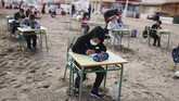 FOTO: Riuh Siswa Sekolah di Pinggir Pantai Spanyol Konsep sekolah di pinggir pantai ini dilakukan dalam rangka mendekatkan anak dengan udara terbuka dan memberikan mereka kualitas udara terbaik selama belajar.