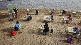 FOTO: Riuh Siswa Sekolah di Pinggir Pantai Spanyol