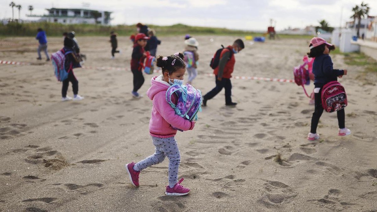 FOTO: Riuh Siswa Sekolah di Pinggir Pantai Spanyol