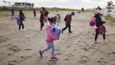 FOTO: Riuh Siswa Sekolah di Pinggir Pantai Spanyol Konsep sekolah di pinggir pantai ini dilakukan dalam rangka mendekatkan anak dengan udara terbuka dan memberikan mereka kualitas udara terbaik selama belajar.