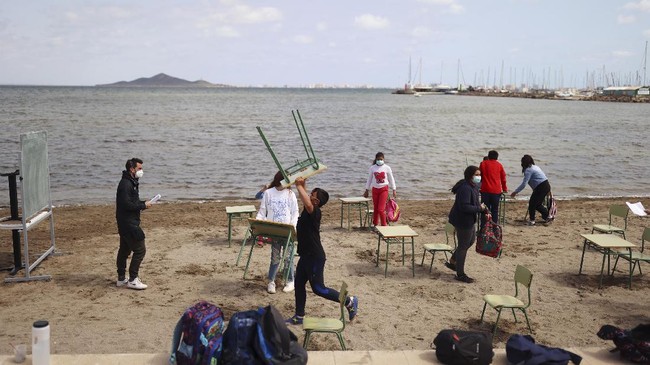 FOTO: Riuh Siswa Sekolah di Pinggir Pantai Spanyol
