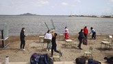 FOTO: Riuh Siswa Sekolah di Pinggir Pantai Spanyol Konsep sekolah di pinggir pantai ini dilakukan dalam rangka mendekatkan anak dengan udara terbuka dan memberikan mereka kualitas udara terbaik selama belajar.