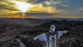 FOTO: Brasil Bangun Patung Kristus Raksasa Baru Sebuah patung besar Yesus Kristus sedang dibangun di selatan Brasil, dan monumen akan dibuat lebih tinggi dari patung yang telah ada di Rio de Janeiro.