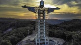 FOTO: Brasil Bangun Patung Kristus Raksasa Baru Sebuah patung besar Yesus Kristus sedang dibangun di selatan Brasil, dan monumen akan dibuat lebih tinggi dari patung yang telah ada di Rio de Janeiro.
