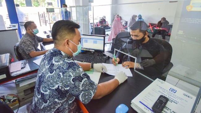 Pelayanan operasional di Unit Kerja Operasional BRI berubah dari sebelumnya pukul 08.00 hingga 15.00 menjadi pukul 08.00 hingga 14.00 waktu setempat.
