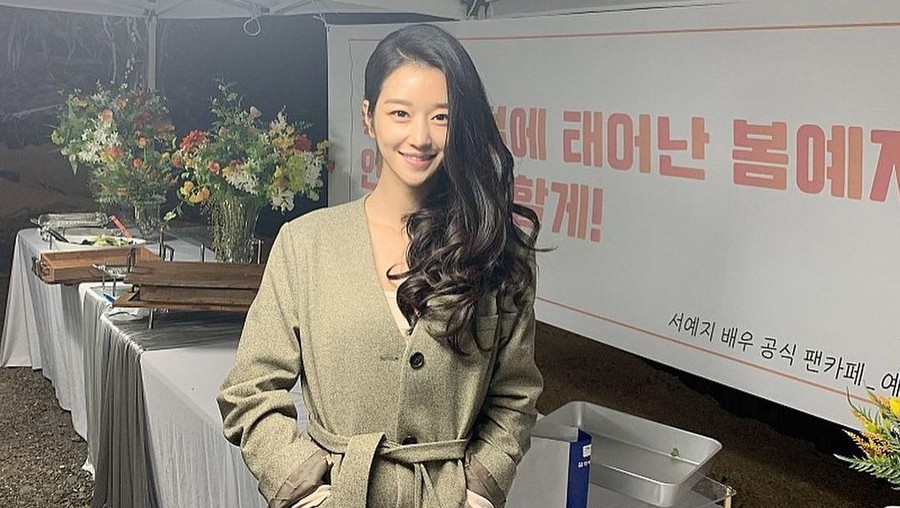 Cantiknya Seo Ye Ji Saat Minum Es Kelapa dan Ngemil Es Krim