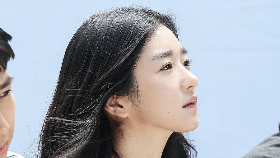 Cantiknya Seo Ye Ji Saat Minum Es Kelapa dan Ngemil Es Krim