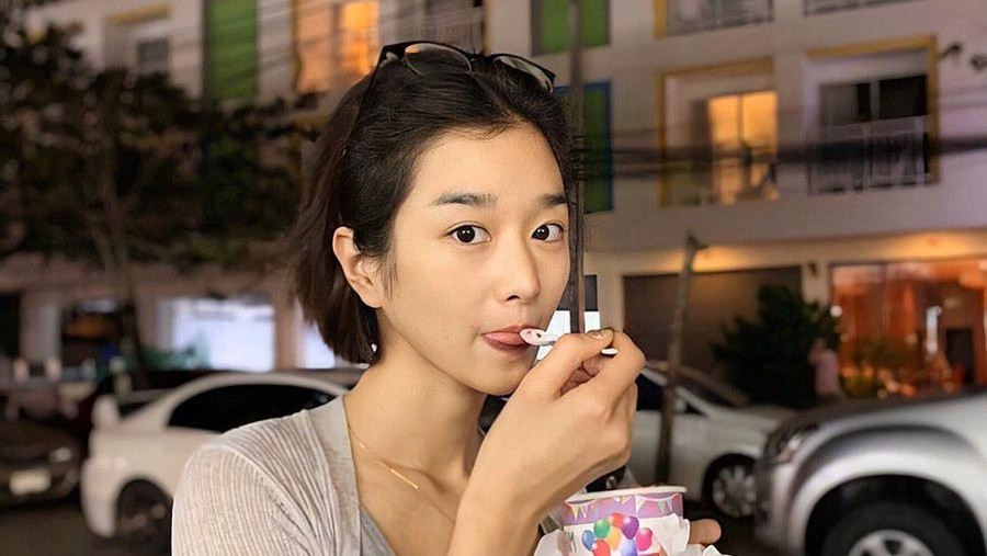 Cantiknya Seo Ye Ji Saat Minum Es Kelapa dan Ngemil Es Krim
