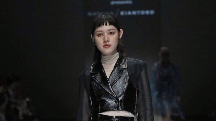 Penampilan Gera saat melakukan runway fashion show Foto: instagram.com/galagea_