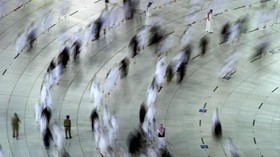 Cegah Covid, Saudi Sebar Robot Bawa Air Zamzam untuk Haji