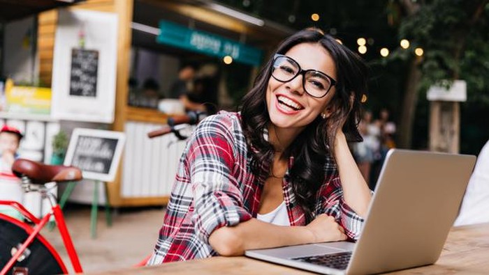 Beauties Hobi Menulis? 4 Platform Ini Bisa Datangkan Cuan!