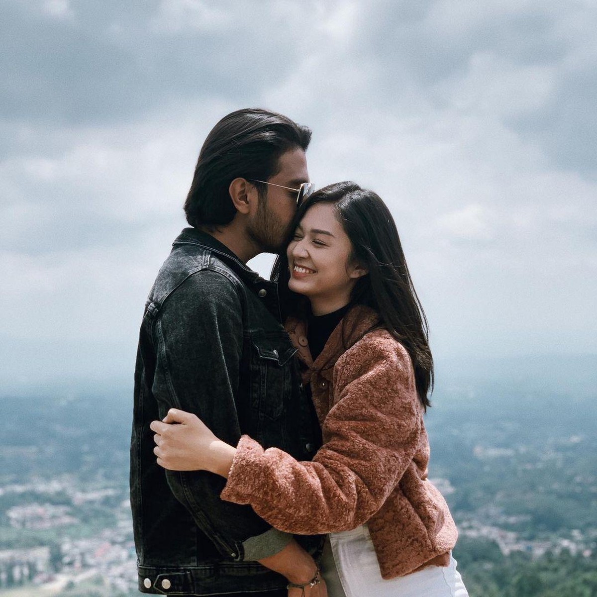 Selamat&comma; Faradilla Yoshi dilamar oleh sang kekasih Bryan Mckenzie&period; Yuk intip lagi deretan momen manis mereka&excl;