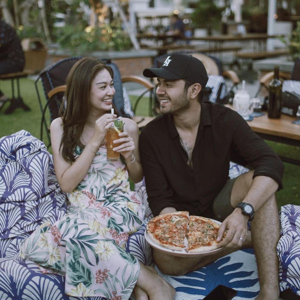 Selamat&comma; Faradilla Yoshi dilamar oleh sang kekasih Bryan Mckenzie&period; Yuk intip lagi deretan momen manis mereka&excl;