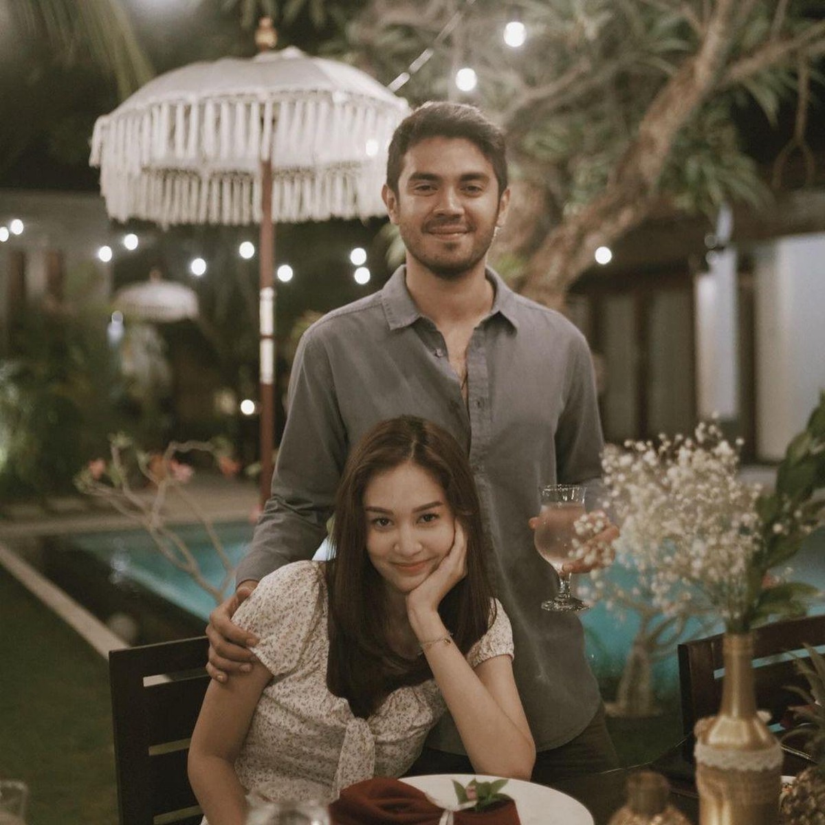 Selamat&comma; Faradilla Yoshi dilamar oleh sang kekasih Bryan Mckenzie&period; Yuk intip lagi deretan momen manis mereka&excl;