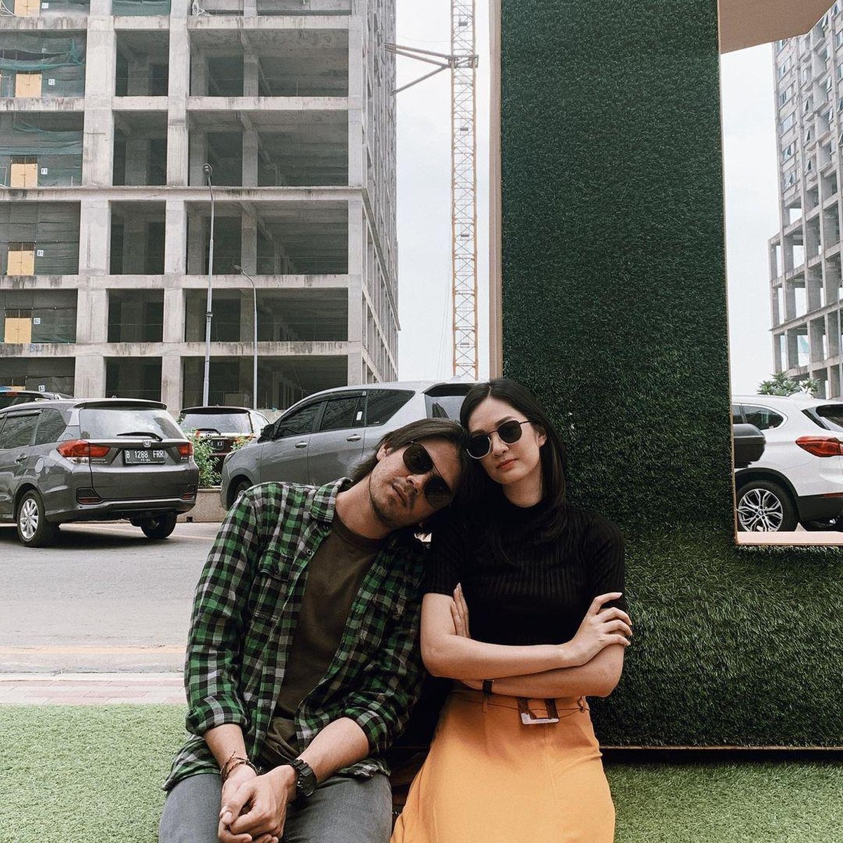 Selamat&comma; Faradilla Yoshi dilamar oleh sang kekasih Bryan Mckenzie&period; Yuk intip lagi deretan momen manis mereka&excl;