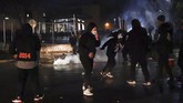 FOTO: Huru-hara Penembakan Kulit Hitam di AS Kian Membara Huru-hara di tengah demonstrasi protes penembakan kulit hitam di tangan aparat Amerika Serikat di Minnesota kian membara.