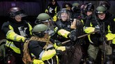 FOTO: Huru-hara Penembakan Kulit Hitam di AS Kian Membara Huru-hara di tengah demonstrasi protes penembakan kulit hitam di tangan aparat Amerika Serikat di Minnesota kian membara.
