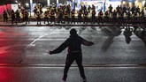 FOTO: Huru-hara Penembakan Kulit Hitam di AS Kian Membara Huru-hara di tengah demonstrasi protes penembakan kulit hitam di tangan aparat Amerika Serikat di Minnesota kian membara.