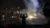 FOTO: Huru-hara Penembakan Kulit Hitam di AS Kian Membara Huru-hara di tengah demonstrasi protes penembakan kulit hitam di tangan aparat Amerika Serikat di Minnesota kian membara.