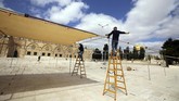 FOTO: Kompleks Masjid Al Aqsa Bersolek saat Ramadan Penduduk Muslim Palestina di Yerusalem membersihkan dan menghias Masjid Al-Aqsa menyambut Ramadan.