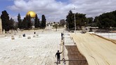 FOTO: Kompleks Masjid Al Aqsa Bersolek saat Ramadan Penduduk Muslim Palestina di Yerusalem membersihkan dan menghias Masjid Al-Aqsa menyambut Ramadan.