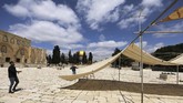 FOTO: Kompleks Masjid Al Aqsa Bersolek saat Ramadan Penduduk Muslim Palestina di Yerusalem membersihkan dan menghias Masjid Al-Aqsa menyambut Ramadan.