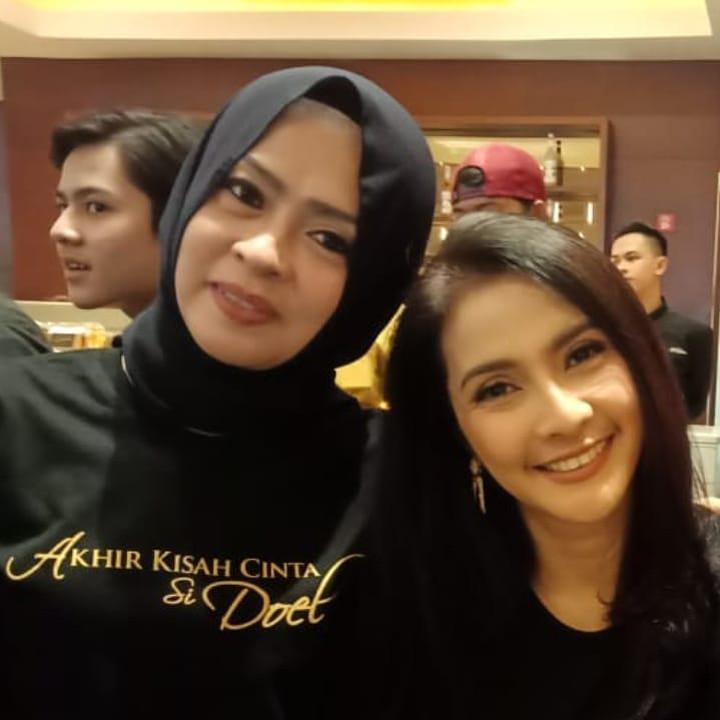 <p>Masih aktif di dunia hiburan, terakhir ia bermain sinetron <em>Amanah Wali 4</em>, lho. Jadi, Bunda bisa menyaksikan akting Munawaroh setiap hari nih selama bulan Ramadhan. (Foto: Instagram @maryati.tohirr)</p>