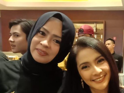5 Potret Terkini Munaroh Pacar Mandra, Berjilab & Awet Muda Bun