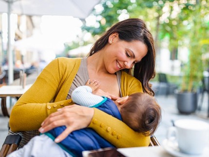 Aturan Bunda Menyusui Makan Pedas agar Tak Sebabkan Bayi Diare