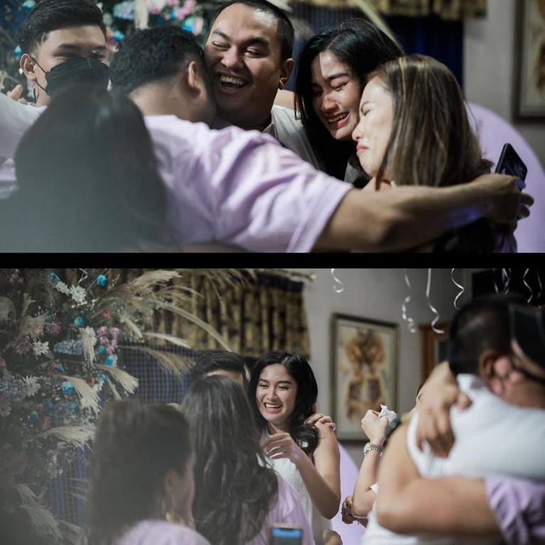 Momen Tangis Haru Ochi Rosdiana Saat Dilamar Sang Kekasih Mengejutkan Ochi Rosdiana diam-diam telah dilamar oleh sang kekasih. Berikut momen tangis haru Ochi saat dilamar!