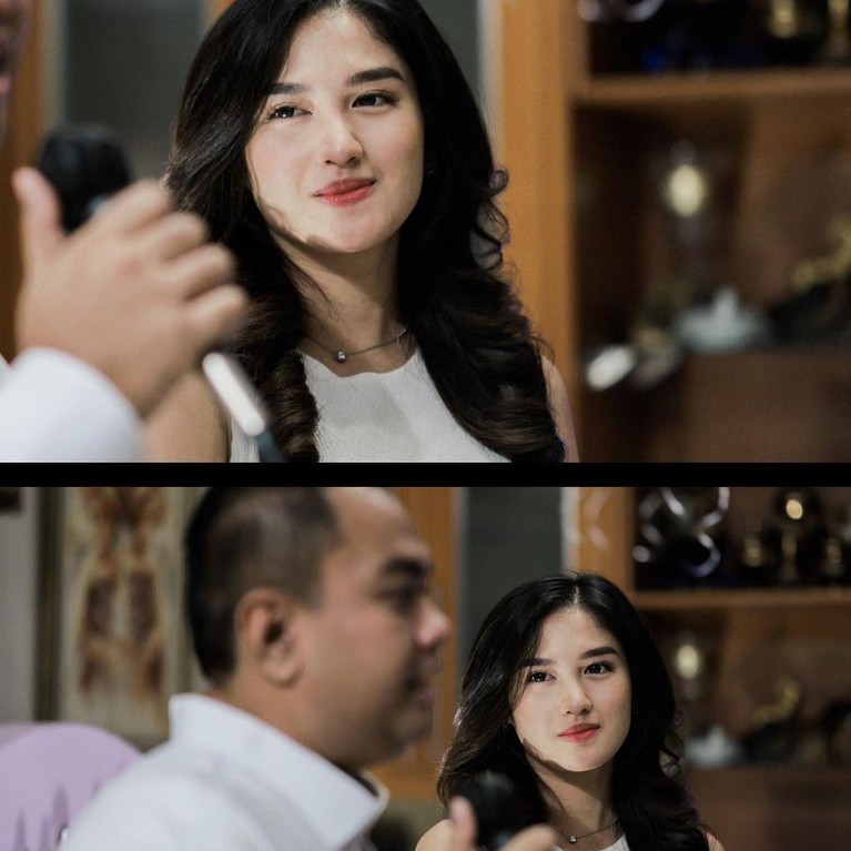 Momen Tangis Haru Ochi Rosdiana Saat Dilamar Sang Kekasih Mengejutkan Ochi Rosdiana diam-diam telah dilamar oleh sang kekasih. Berikut momen tangis haru Ochi saat dilamar!