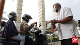 FOTO: Bagi-bagi Takjil Drive Thru di Masjid Al Azhar Jakarta Pembagian takjil secara gratis ini dilakukan pengurus masjid Al Azhar secara drive thru, di mana 500 paket disiapkan saban hari di bulan Ramadan ini.
