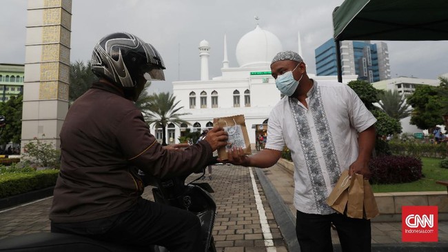 FOTO: Bagi-bagi Takjil Drive Thru di Masjid Al Azhar Jakarta