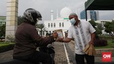 FOTO: Bagi-bagi Takjil Drive Thru di Masjid Al Azhar Jakarta Pembagian takjil secara gratis ini dilakukan pengurus masjid Al Azhar secara drive thru, di mana 500 paket disiapkan saban hari di bulan Ramadan ini.