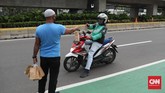 FOTO: Bagi-bagi Takjil Drive Thru di Masjid Al Azhar Jakarta Pembagian takjil secara gratis ini dilakukan pengurus masjid Al Azhar secara drive thru, di mana 500 paket disiapkan saban hari di bulan Ramadan ini.