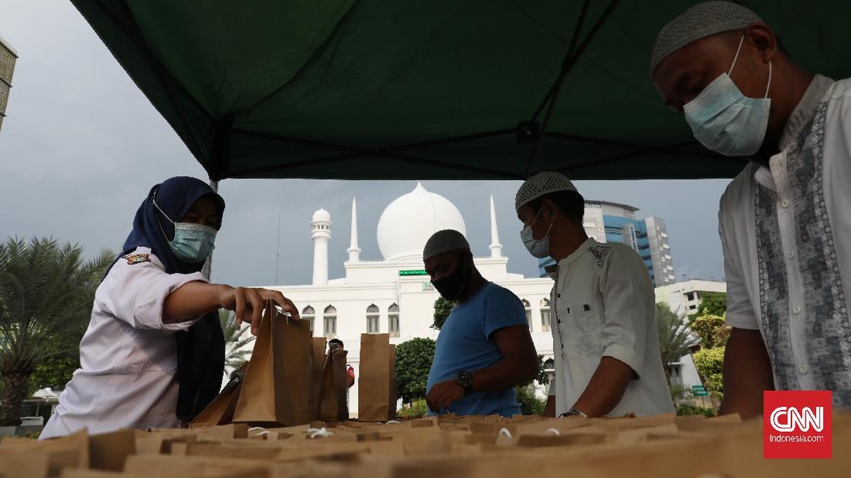 FOTO: Bagi-bagi Takjil Drive Thru di Masjid Al Azhar Jakarta
