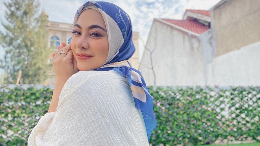 Penampilan Liza Aditya Setelah Hijrah Dikenal sebagai penyanyi dengan tampilan seksi Liza Aditya kini memutuskan untuk hijrah. Yuk intip penampilannya sekarang!