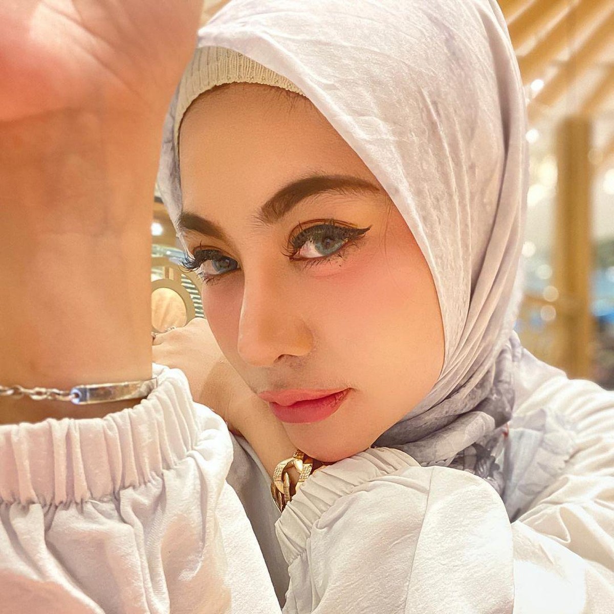 Dikenal sebagai penyanyi dengan tampilan seksi Liza Aditya kini memutuskan untuk hijrah&period; Yuk intip penampilannya sekarang&excl;