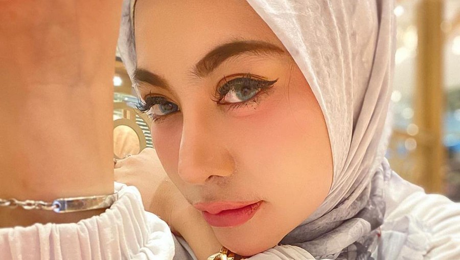 Penampilan Liza Aditya Setelah Hijrah Dikenal sebagai penyanyi dengan tampilan seksi Liza Aditya kini memutuskan untuk hijrah. Yuk intip penampilannya sekarang!