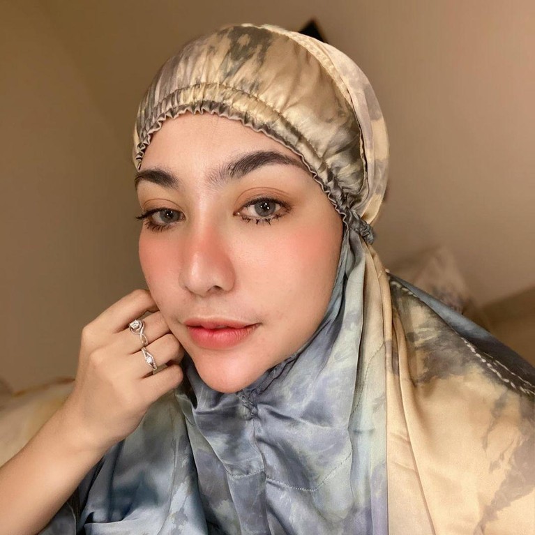 Penampilan Liza Aditya Setelah Hijrah Dikenal sebagai penyanyi dengan tampilan seksi Liza Aditya kini memutuskan untuk hijrah. Yuk intip penampilannya sekarang!