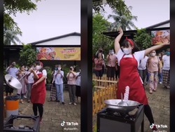 Viral Penjual Nasi Goreng Masak Sambil Akrobat, Ini Fakta Sebenarnya