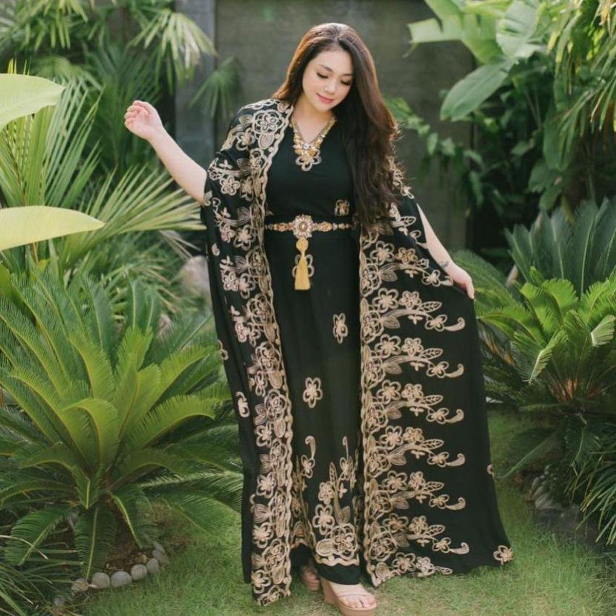 Unggah potret menggunakan kaftan Celine Evangelista terlihat cantik dan bikin hati sejuk&period; Yuk intip potret Celine di balut Kaftan&excl;