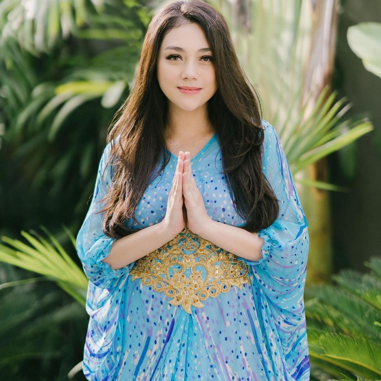 Unggah potret menggunakan kaftan Celine Evangelista terlihat cantik dan bikin hati sejuk. Yuk intip potret Celine di balut Kaftan!