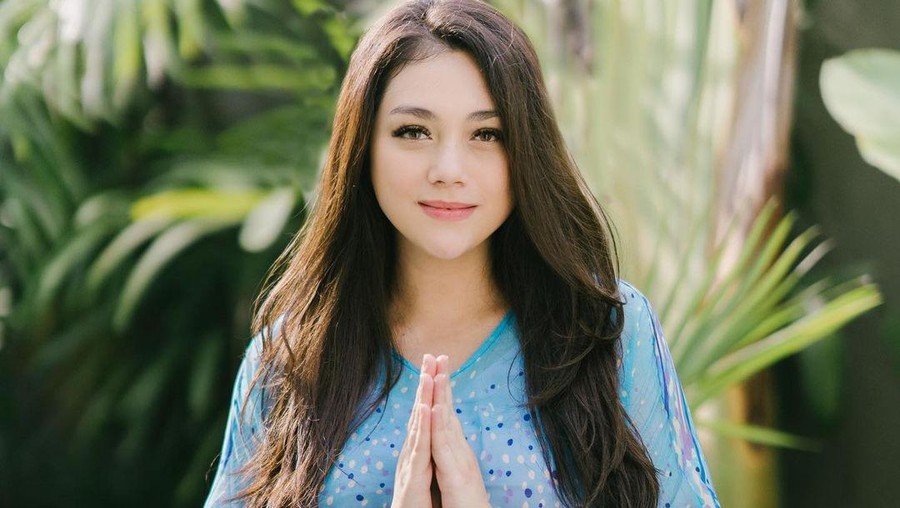 Potret Celine Evangelista Dibalut Kaftan yang Bikin Hati Sejuk Unggah potret menggunakan kaftan Celine Evangelista terlihat cantik dan bikin hati sejuk. Yuk intip potret Celine di balut Kaftan!