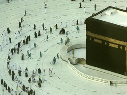 Suasana Kabah di Hari Pertama Ramadhan