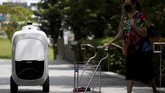 FOTO: Kurir Pengantar Barang Sudah Diganti Robot di Singapura Langkah mengganti kurir manusia dengan robot diharapkan bisa memanfaatkan lonjakan pengiriman yang meningkat sejak pandemi Covid-19.